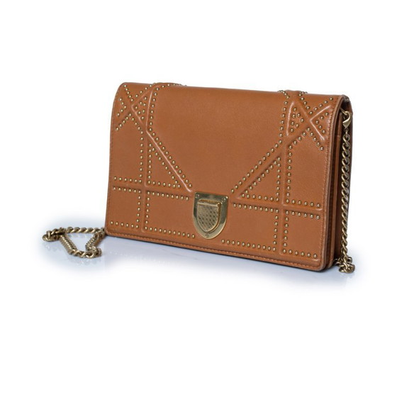 Image 1 of Bolso de hombro mini con cadena y tachuelas de Dior.