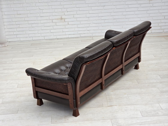 Image 1 of Sofá escandinavo de tres plazas de los años 70, tapizado en cuero, patas de teca y madera curvada.