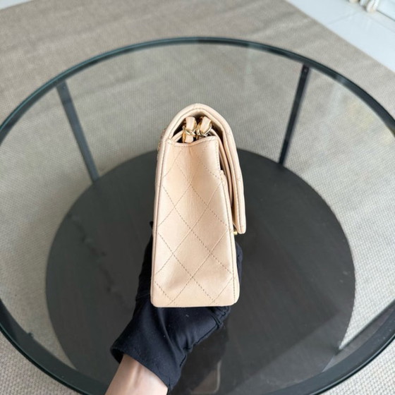 Image 1 of Chanel Classic Flap Medium - 25 cm gewatteerd lamsleer, beige, met gouden details.