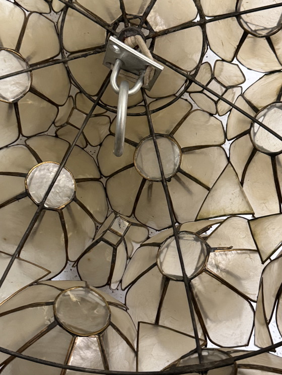 Image 1 of grande lampadario vintage composto da fiori in madreperla