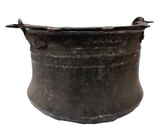 Image 1 of Antiguo caldero primitivo de cobre, grande, martillado a mano, estañado