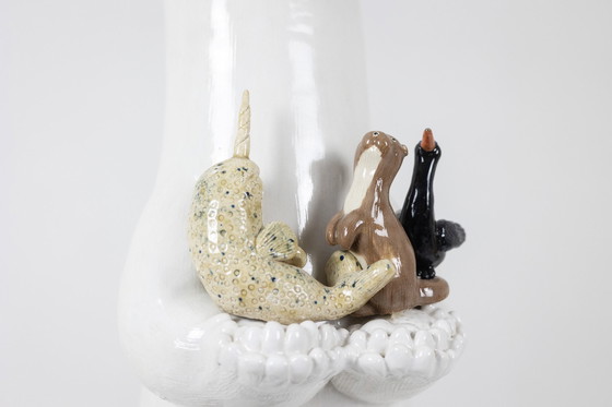 Image 1 of Valérie Courtet. Oso presentando tres animales. Contemporáneo.