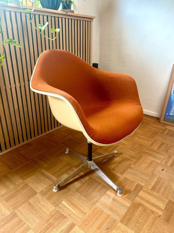 Bellissima poltrona a secchiello vintage Eames PAC di Vitra – Sedie da ufficio, Textile, Aluminium (photo 5 of 11)