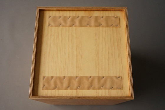 Image 1 of Zwei minimalistische Sperrholzhocker mit grauen Kissen. 1990er Jahre.