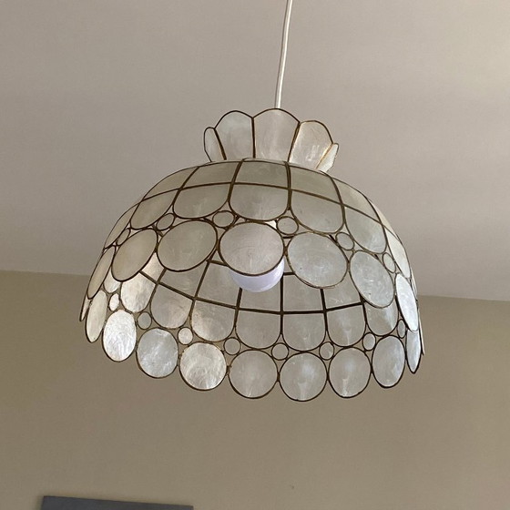 Image 1 of Vintage hanglamp uit de jaren 50 met kap van parelmoer.