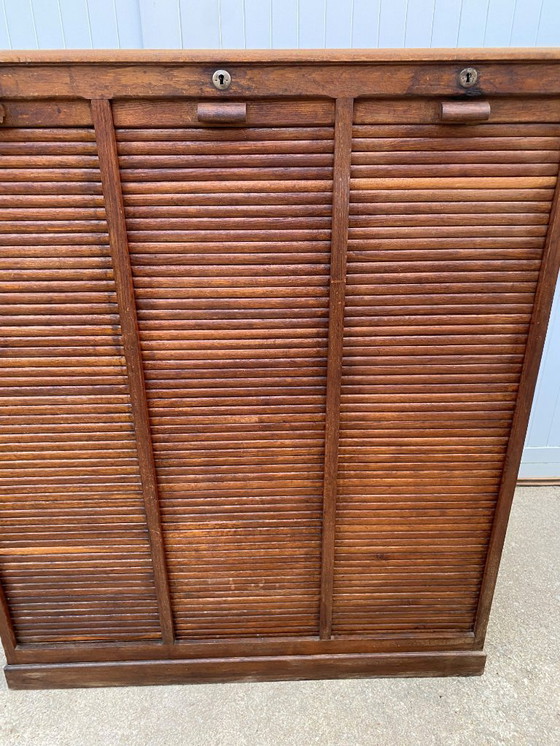 Image 1 of Eikenhouten archiefkast met drie kolommen en gordijn uit de jaren 50