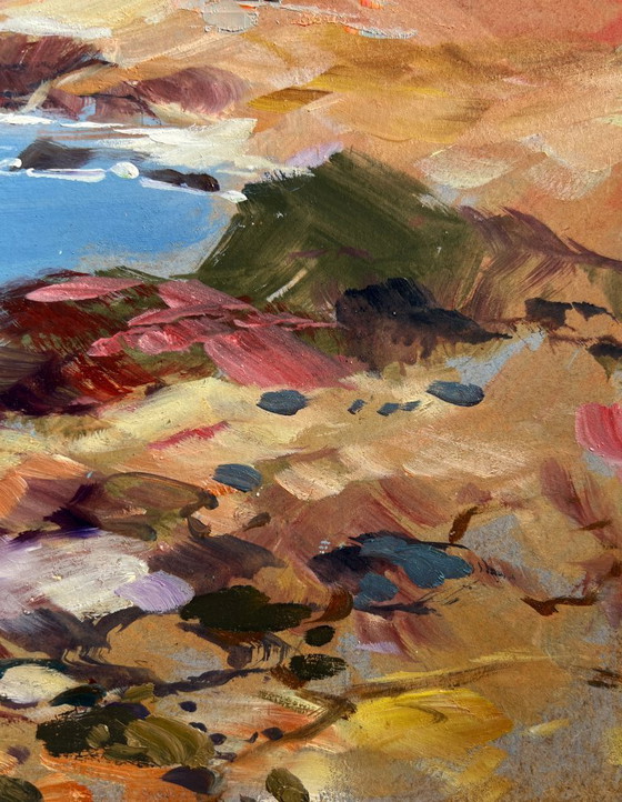 Image 1 of Pintura al óleo original: Paisaje costero rocoso, mar y ambiente acogedor de pueblo.