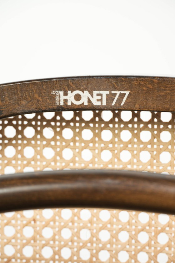 Image 1 of 2 chaises vintage originales Thonet, modèle Long John, avec accoudoirs, dossier haut, assise et dossier en sangles.
