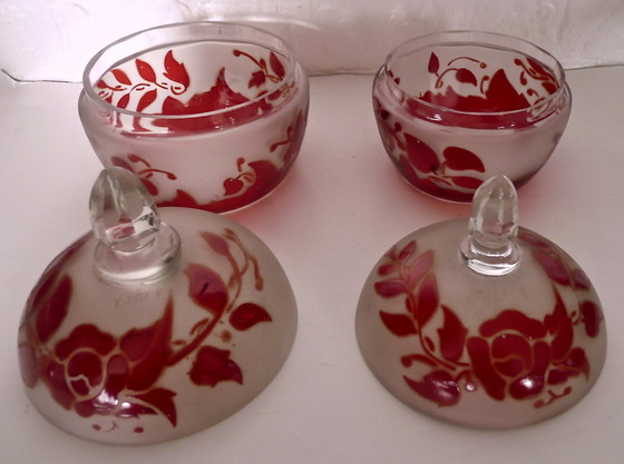 Image 1 of Art Deco Toilettenset - Carly - emailliertes Glas mit rotem Blumendekor - 14-teilig.