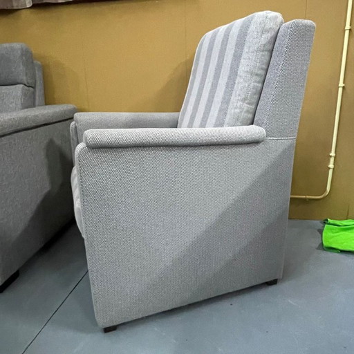 Schöner grauer Sessel