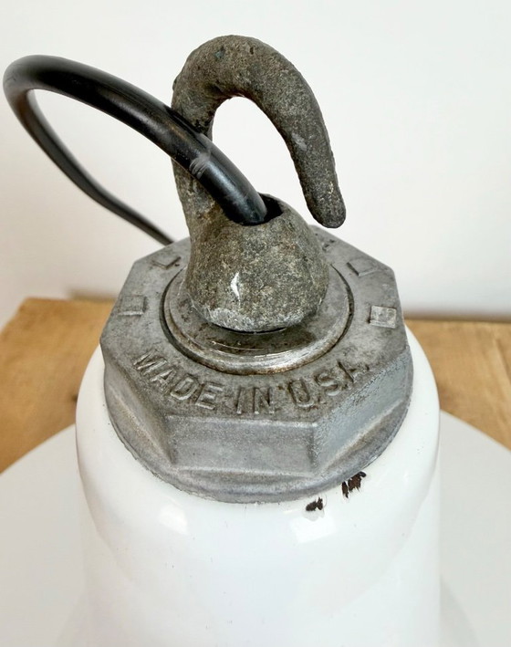 Image 1 of Industriële hanglamp van wit emaille van Benjamin USA, jaren 60.