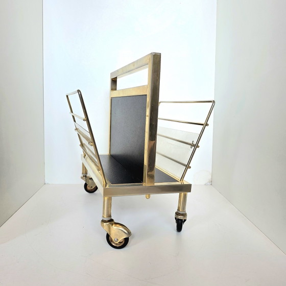 Présentoir à magazines vintage Hollywood Regency en laiton sur roulettes – Porte-revues, Brass, Plexiglass (photo 5 of 15)