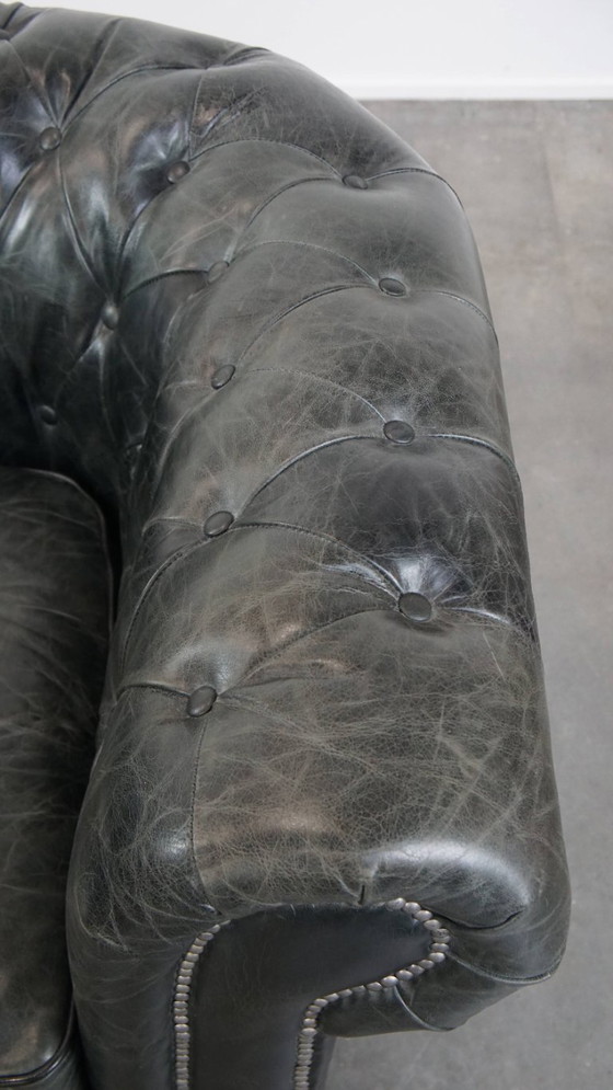 Image 1 of Ampia poltrona Chesterfield in pelle di mucca nera