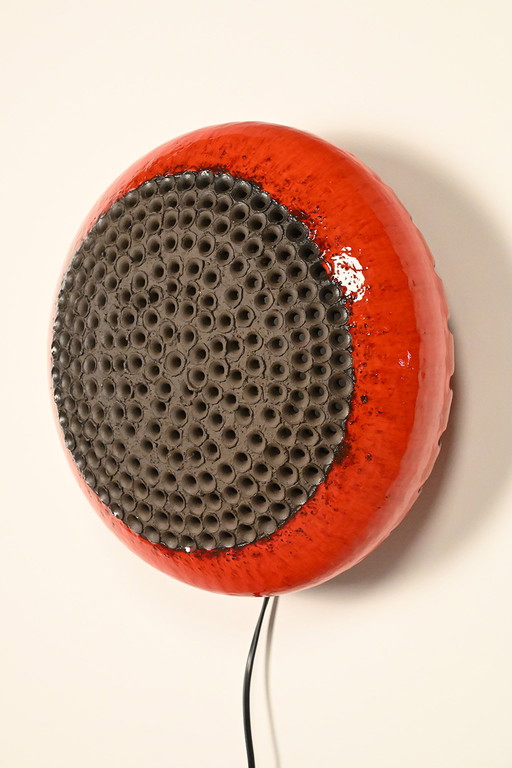 Lampada da parete in ceramica, suggestiva e giocosa; design danese.