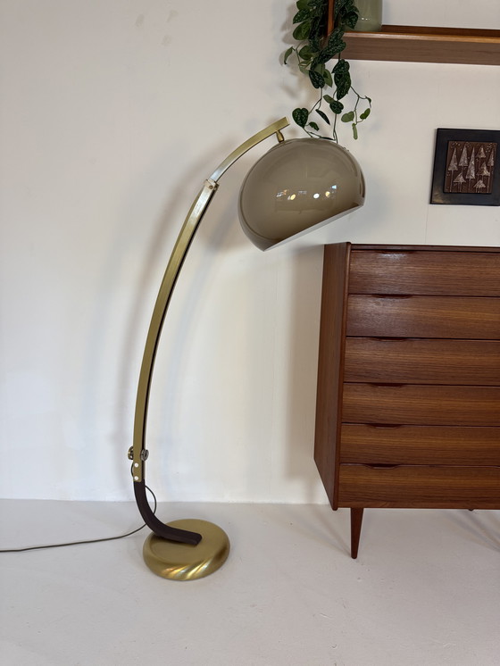 Image 1 of Lampada ad arco in ottone vintage, Harvey Guzzini anni '80