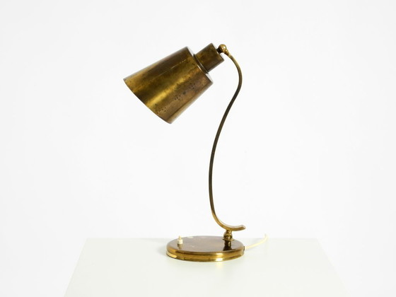 Image 1 of Magnifique lampe de table en laiton massif, rare et imposante, typique du design moderne du milieu du XXe siècle | 48 cm | 18,9"
