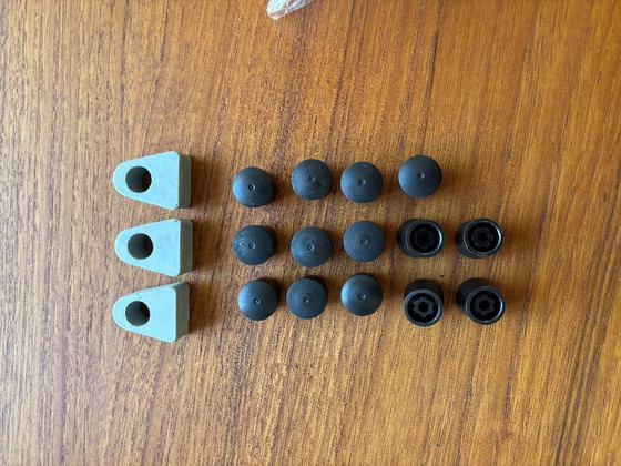 Image 1 of 4 sillas Ant + mesa y taburete Dot de Frits Hansen