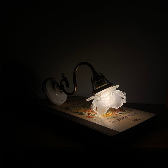 Image 1 of Aplique de pared de cuello de cisne de latón con tulipa de pétalos de rosa de pasta de vidrio