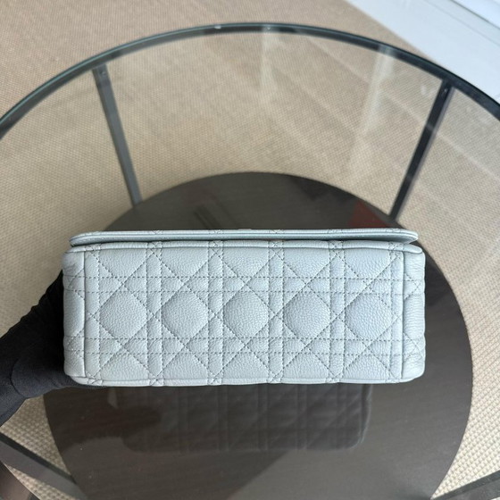 Image 1 of DIOR CARO MEDIUM - PELLE DI VITELLO GRAMMATIZZATA CANNAGE, GRIGIO, FERRAMENTA ORO