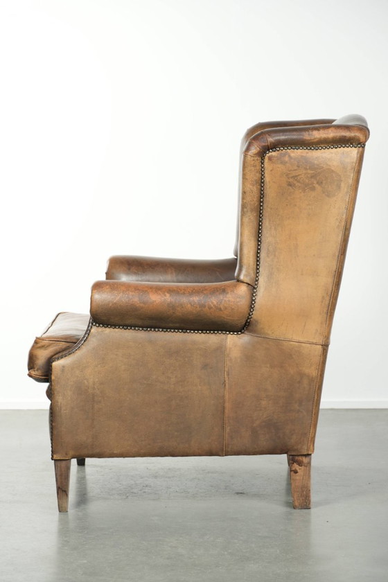 Image 1 of Grote karaktervolle schapenleren oorfauteuil met mooie warme kleuren en een prachtig patina in Engelse stijl