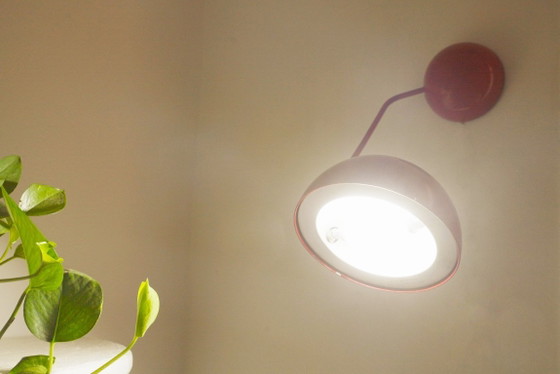 Image 1 of Vintage Italiaanse wandlamp, rode metalen wandlamp, mid-century modern, space age leeslamp