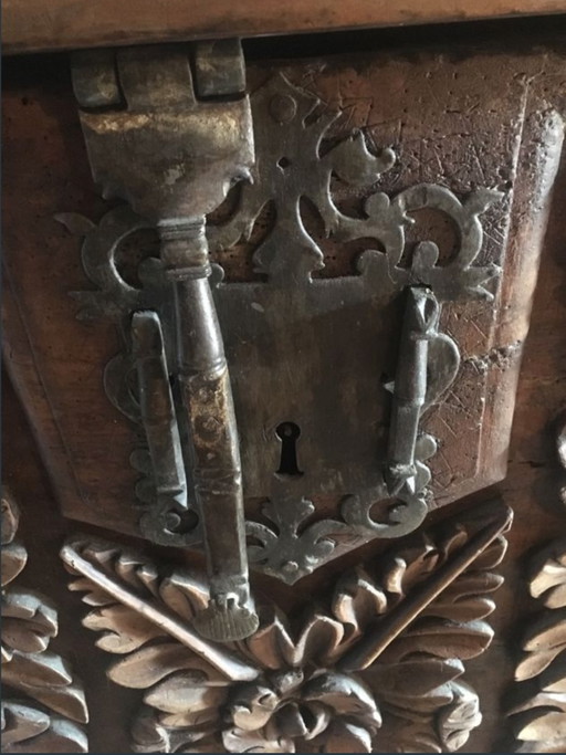 Grote, fraaie Spaanse kastanjehouten kist met houtsnijwerk, 178 cm lang, jaren 1860. – opbergkast, Iron, Wood (photo 2 of 6)