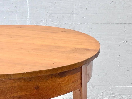 Image 1 of Round dining table made of solid alder wood