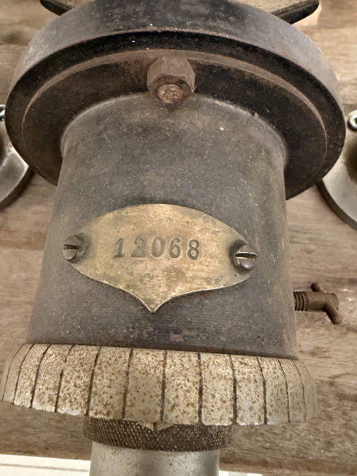 Raro macinacaffè di grandi dimensioni con grande ruota in ferro e base in pino; i cassetti sono di epoca successiva.