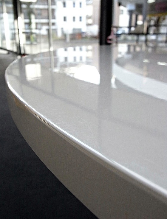 Image 1 of Tavolo da pranzo rotondo con piano bianco lucido su struttura Tulip in cromo, 120 cm (non Saarinen/Knoll)