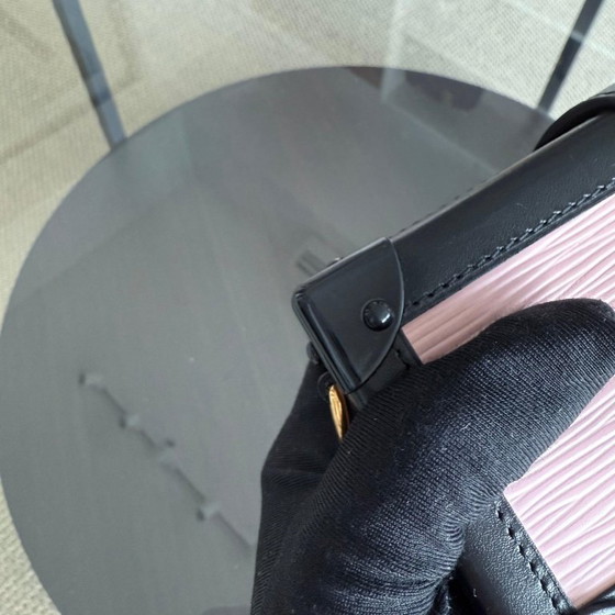 Image 1 of LOUIS VUITTON PETITE MALLE - SAC BANDOULIÈRE EPI ROSE CLAIR AVEC FERMOIRS DORÉS