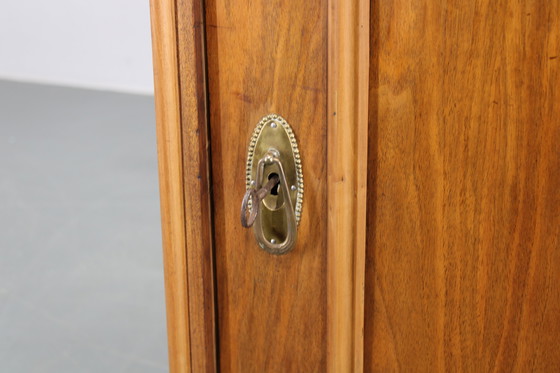 Image 1 of Gabinete antiguo con acabado en nogal, Checoslovaquia