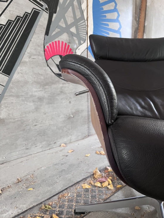 Fauteuil pivotant Conform en cuir noir et bois, Chaises pivotantes, Modern (photo 5 sur 5)