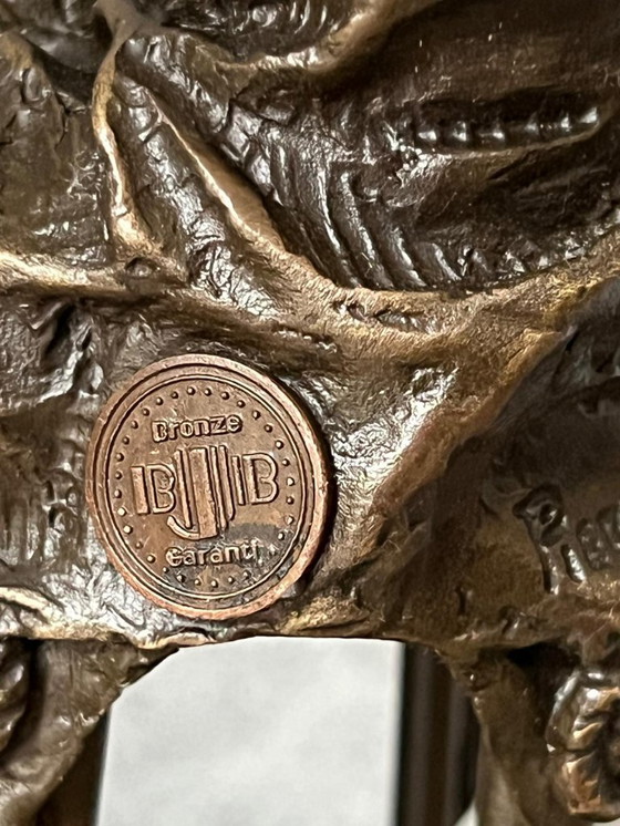 Image 1 of Bronzestatue einer Dame auf einem Stuhl mit einem Apfel