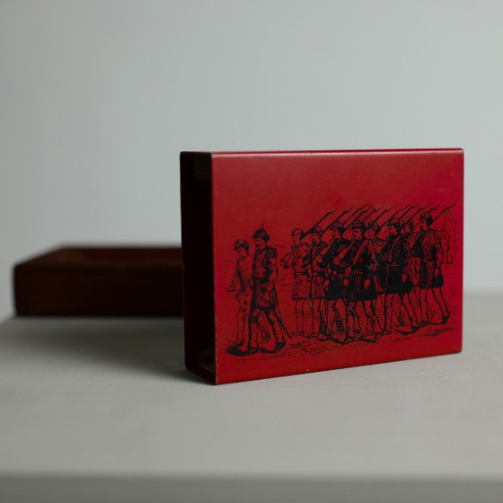 Caja de cigarrillos Piero Fornasetti „Soldados Marchando“ en metal esmaltado y caoba, Milán, años 50 (photo 8 of 19)