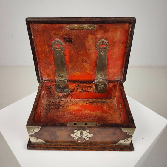 Scatola Sirih in legno massello di radice di Amboyna, stile coloniale olandese, inizio XVIII secolo, Batavia (photo 4 of 9)