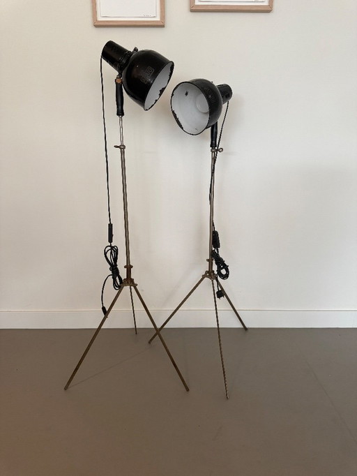 2 vintage enamelled lamps on a tripod