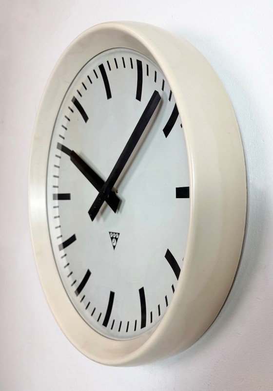 Image 1 of Große industrielle Bakelit-Fabrikwanduhr von Pragotron, 1960er Jahre