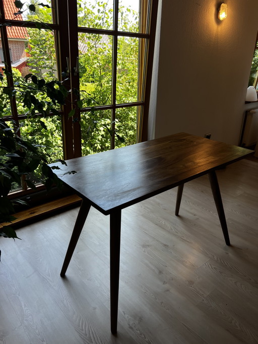 Solid walnut designer table | Strong grain | Freshly oiled