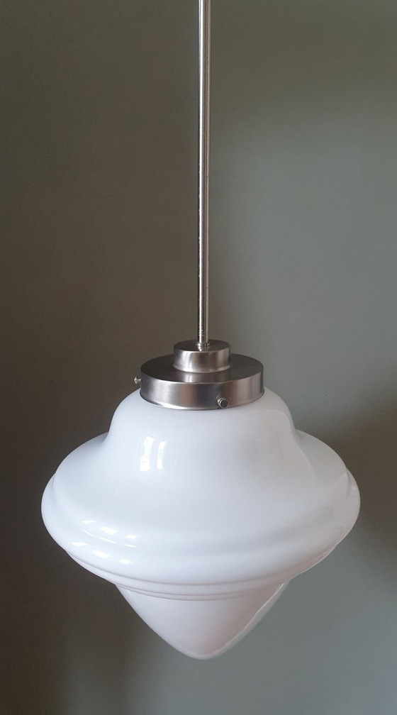 Image 1 of Lampada a sospensione Art Déco 'Eikel'. Vetro opalino con cornice in nichel opaco.