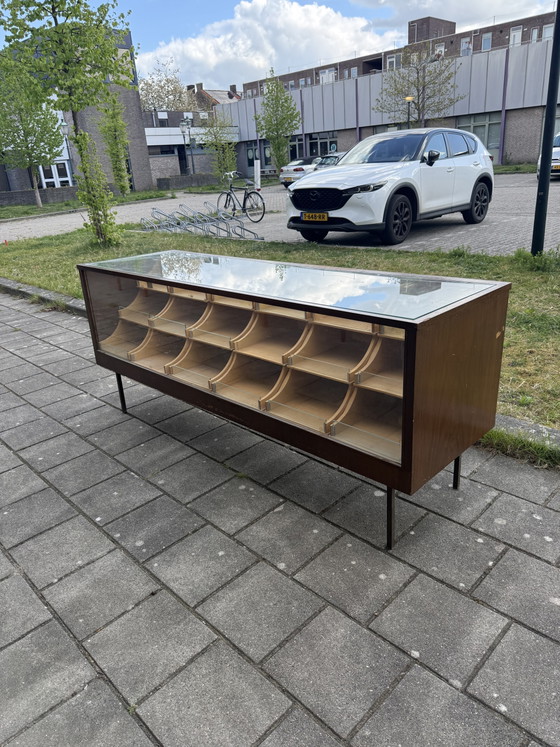 Image 1 of Vintage eikenhouten winkelvitrine/toonbank, Duitsland ‘50