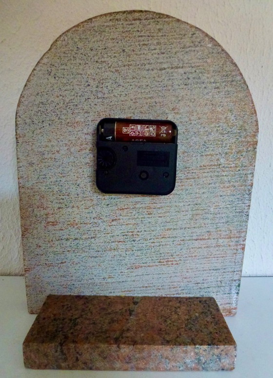 Image 1 of Tischuhr „Kienzle“ aus Granit, minimalistisches Design mit geschwungener Oberkante