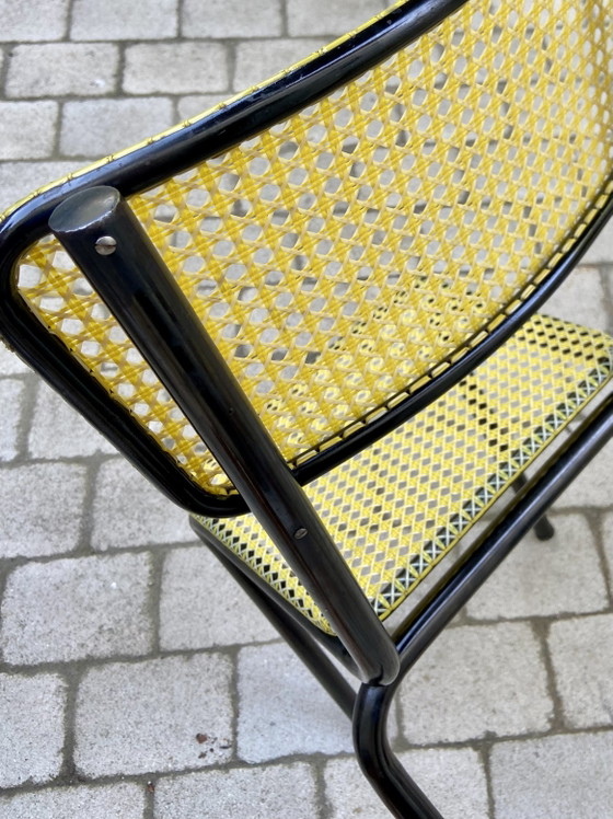 Image 1 of Een paar Art Prog-stoelen – Geel geweven plastic en zwart staal – Frankrijk, jaren 1950