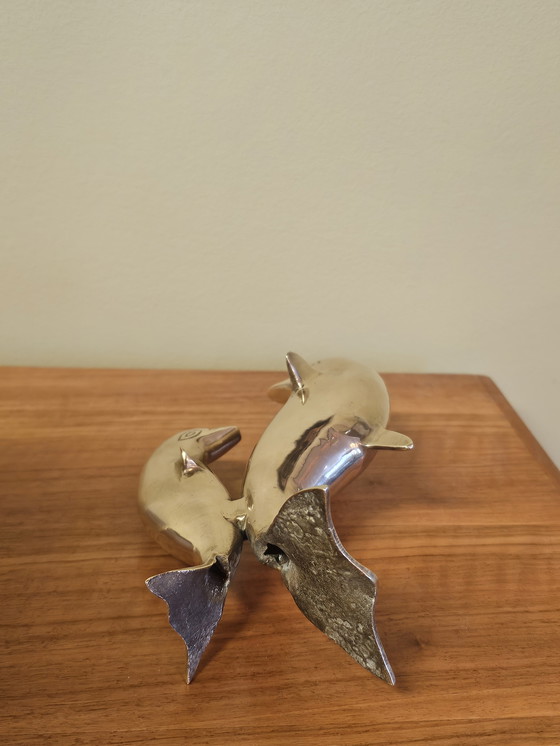 Image 1 of Statua di delfino in ottone vintage anni '70. Il delfino presenta