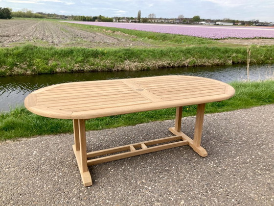 Image 1 of Gloster eleganter ovaler Teak-Gartentisch - wie NEU -