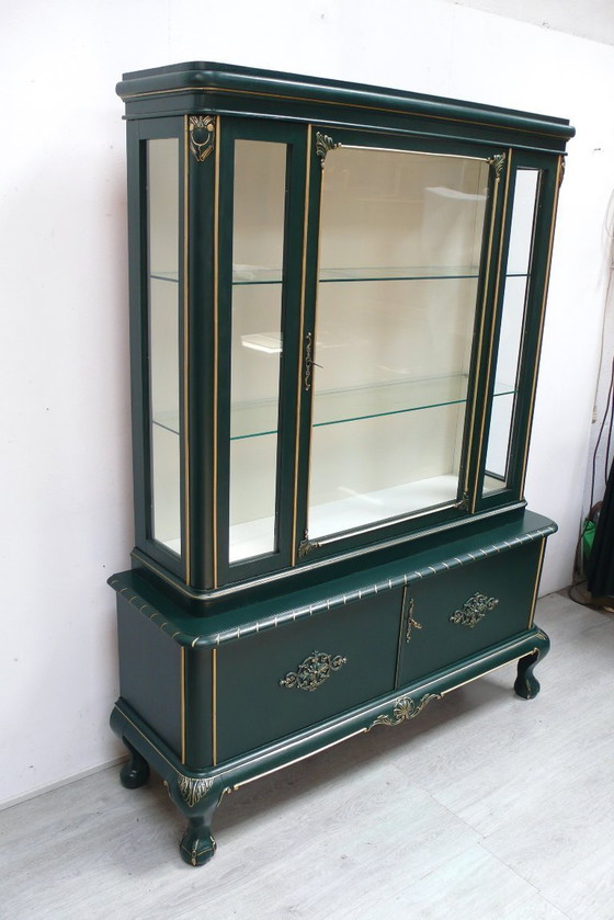 Vitrinenschrank Viktorianischer Stil 1920er Moosgrün + Cremeweiß, Vollholz – Wood, Glass (photo 2 of 10)