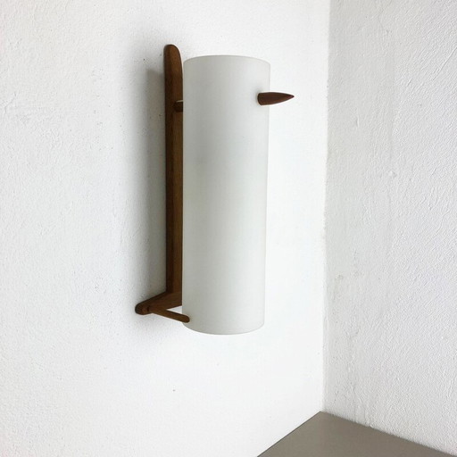 Lámpara de pared escandinava vintage de teca y vidrio de Uno y Östen Kristiquil para Luxus, Suecia, 1960