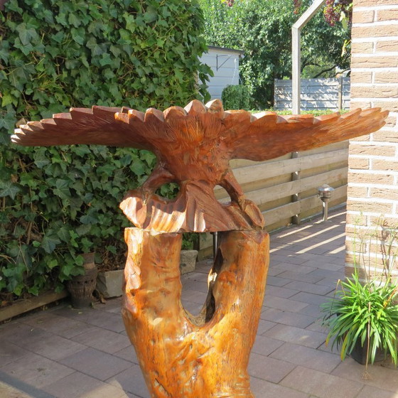 Image 1 of Magnifique grand oiseau de proie en bois massif sur un tronc d'arbre