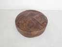 Pouf in pelle marrone scuro. In buone condizioni vintage.