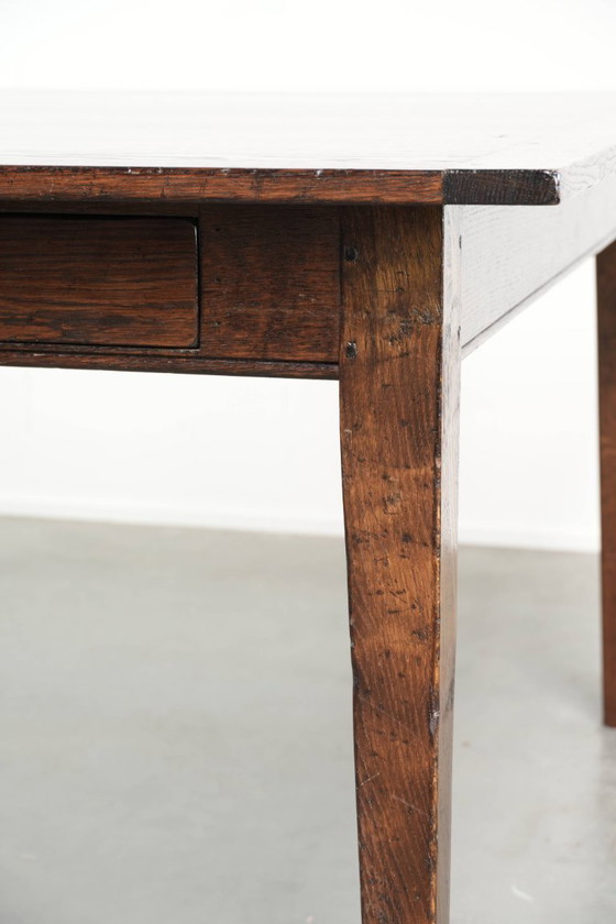 Image 1 of Oude vierkante eikenhouten eettafel uit midden 20e eeuw met 2 lades en prachtige kleuren
