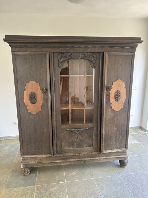 Antiker brauner Schrank mit Glas